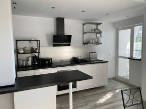Modern 1 bed apartment in Estepona Port beach & pool